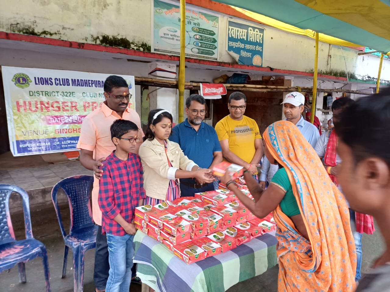 हंगर प्रोजेक्ट के तहत भोजन पैकेट का किया वितरण