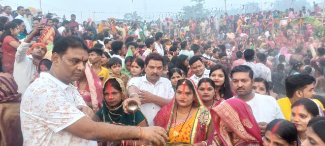 अर्घ्य देने के साथ ही सम्पन्न हुआ सूर्योपासना का महान पर्व छठ