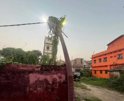 मधेपुरा: टूटे पोल के सहारे चल रही बिजली आपूर्ति, बड़ा हादसा होने की आशंका