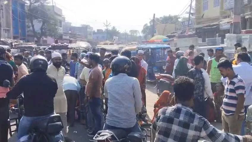 सुपौल : लोन के नाम पर ठगी, महिलाओं ने सड़क जाम कर किया प्रदर्शन