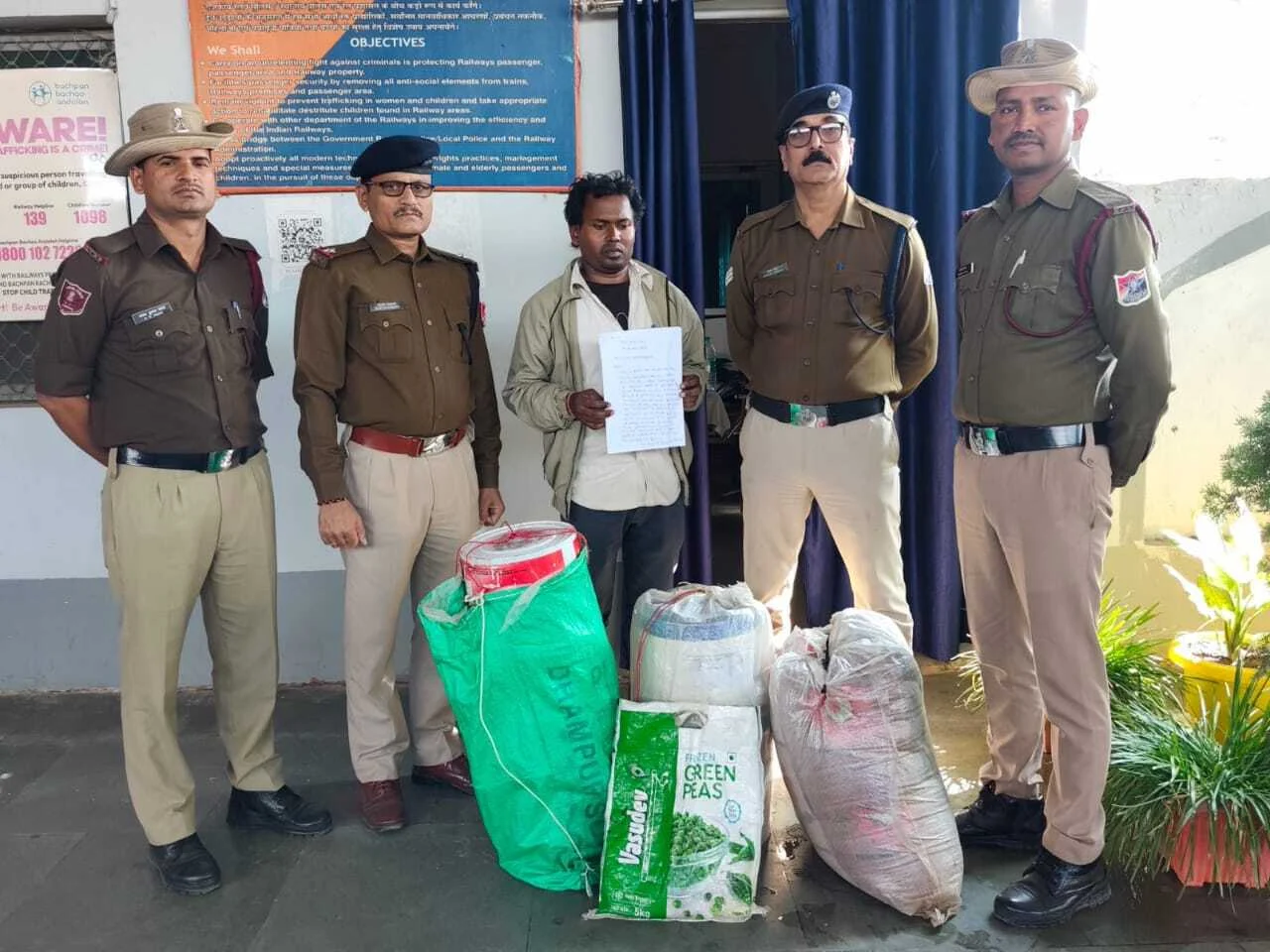 आरपीएफ ने दो यात्री की छूटे सामानों को रिकवर कर सही सलामत लौटाया