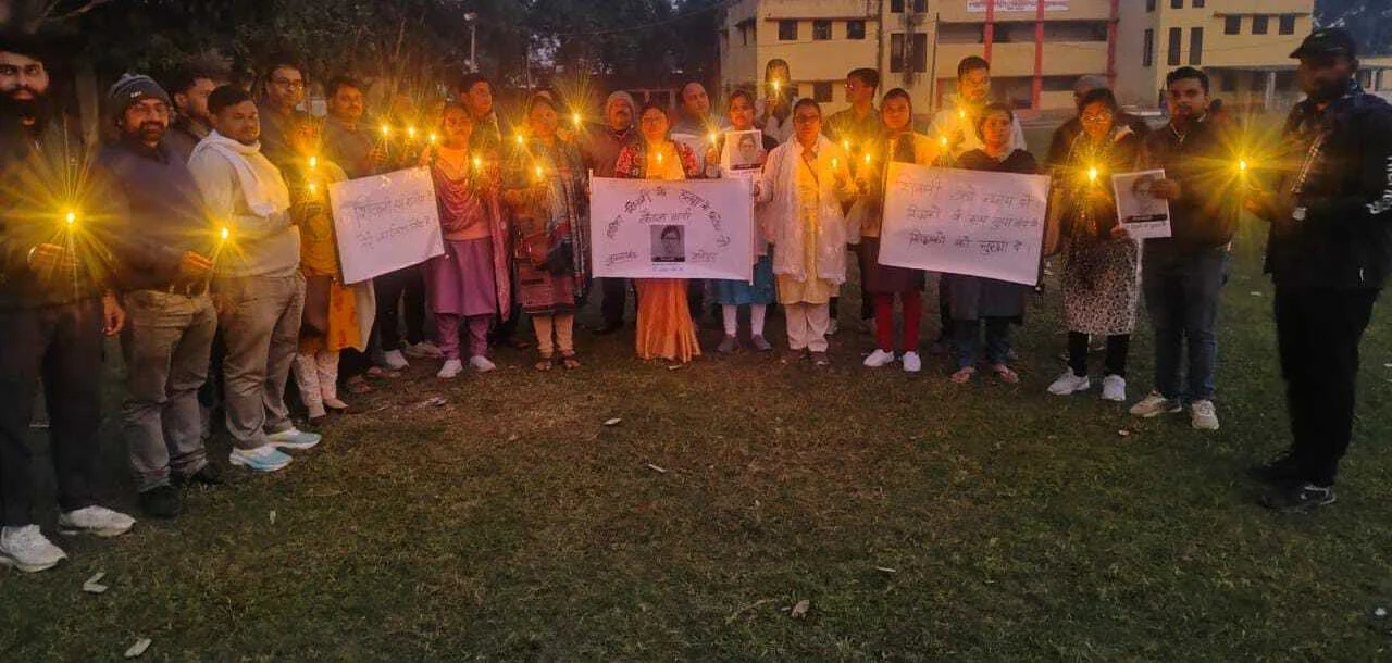 शिक्षिका शिवानी को न्याय के लिए निकाला आक्रोश कैंडल मार्च