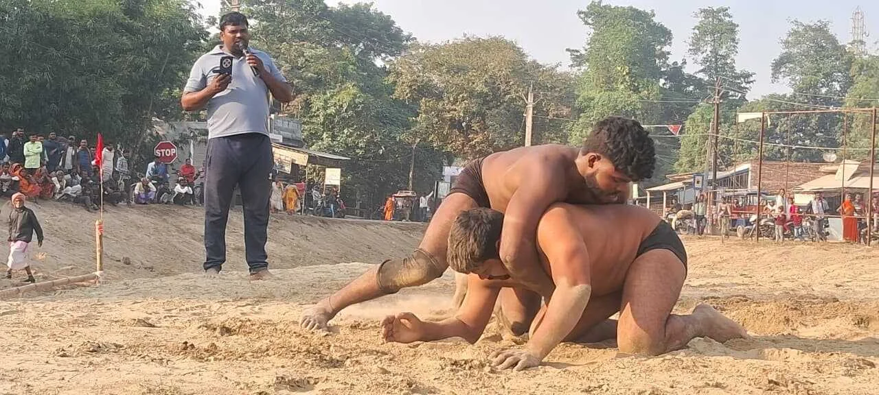 लोरिक महोत्सव में विभिन्न राज्यों से आए पहलवानों ने दिखाया दम – ख़म