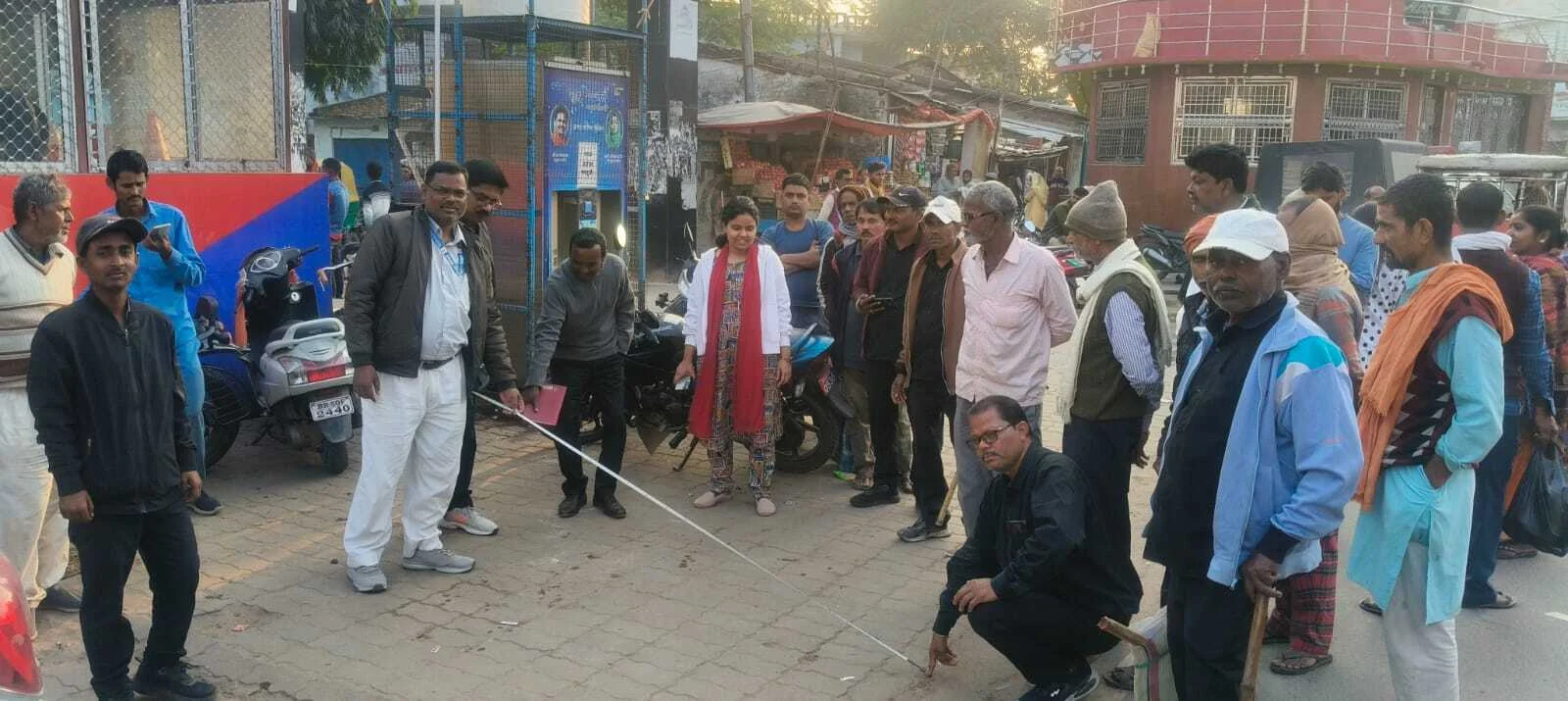 अतिक्रमण हटाओ अभियान के तहत सड़कों की नापी, नगर परिषद ने बनाई सीमा रेखा