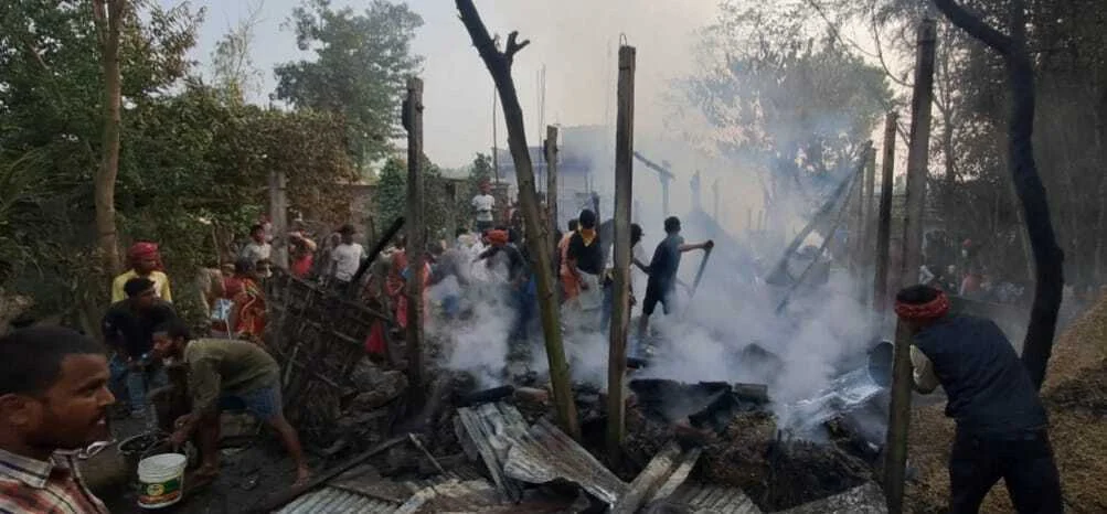 भीषण अग्निकांड की घटना में 5 परिवारों का आशियाना जलकर राख
