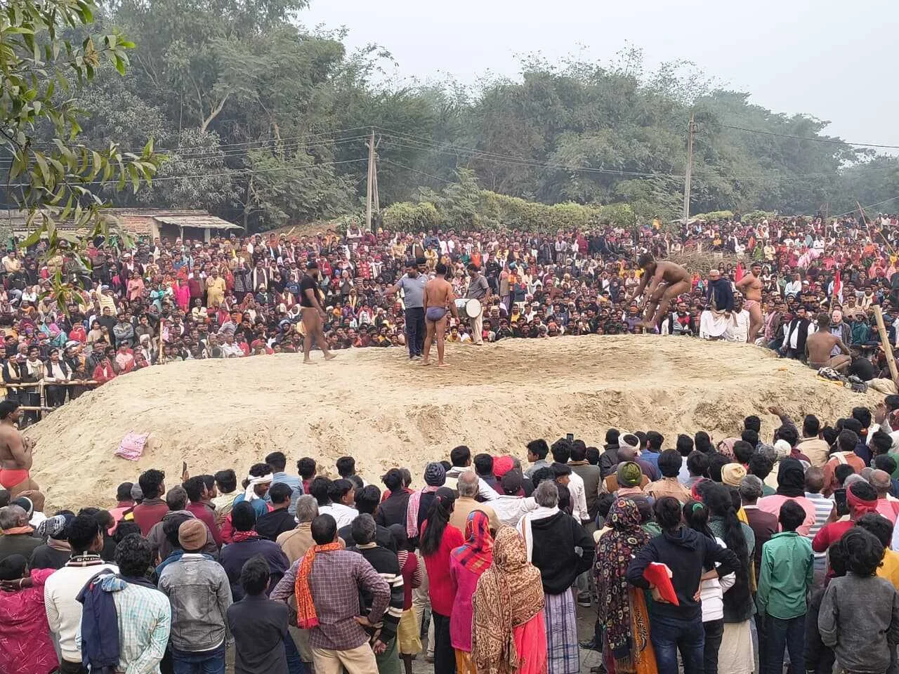 वीर लोरिक महोत्सव के तीसरे दिन दंगल और सांस्कृतिक कार्यक्रम में उमड़ा जनसैलाब