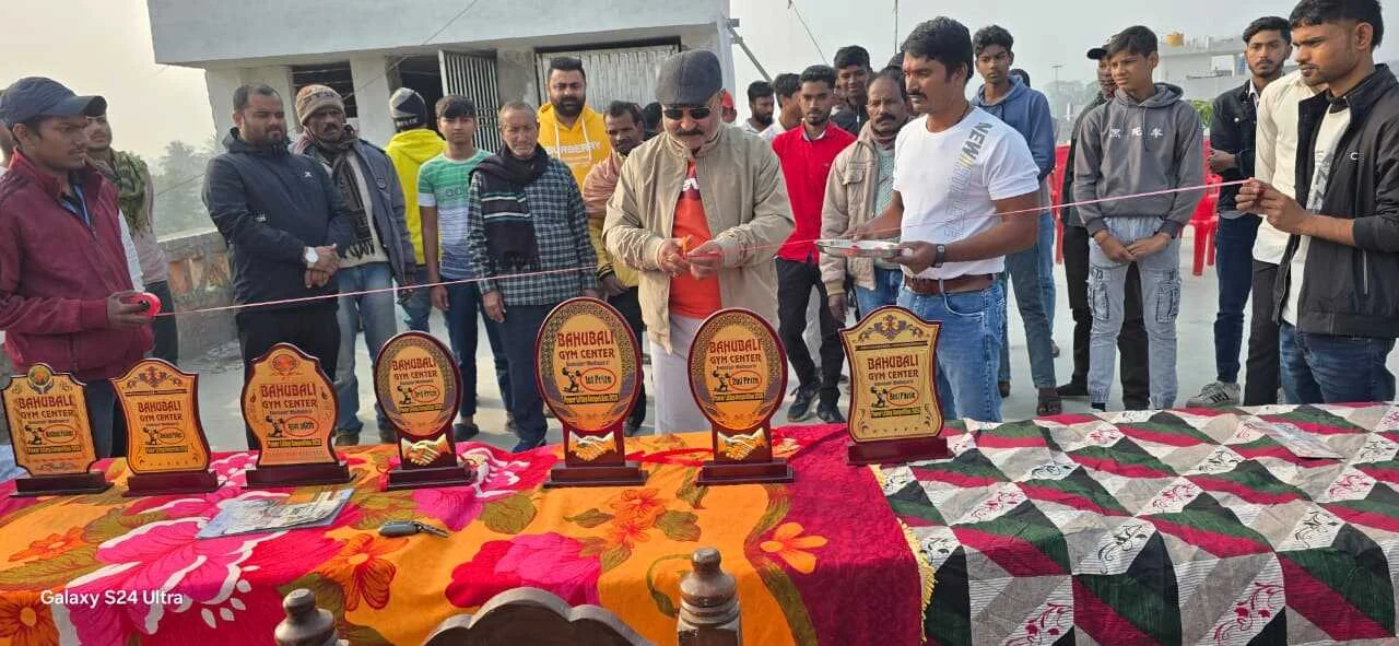 आलमनगर में बाहुबली जिम द्वारा पावरलिफ्टिंग प्रतियोगिता का आयोजन, युवाओं ने दिखाया दमखम