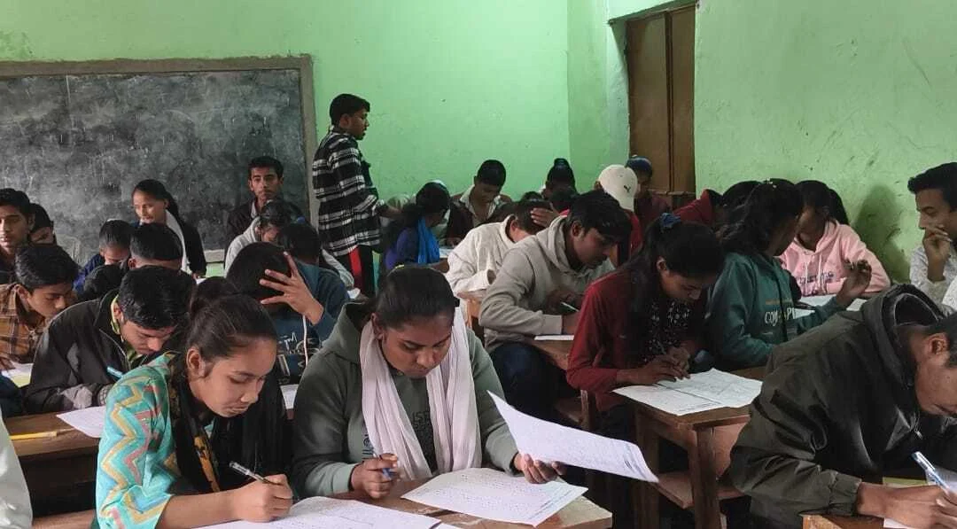 सांसद आदर्श ग्राम पंचायत बालम गढ़िया में सरस्वती पूजा के अवसर पर भव्य प्रतियोगिता परीक्षा का आयोजन