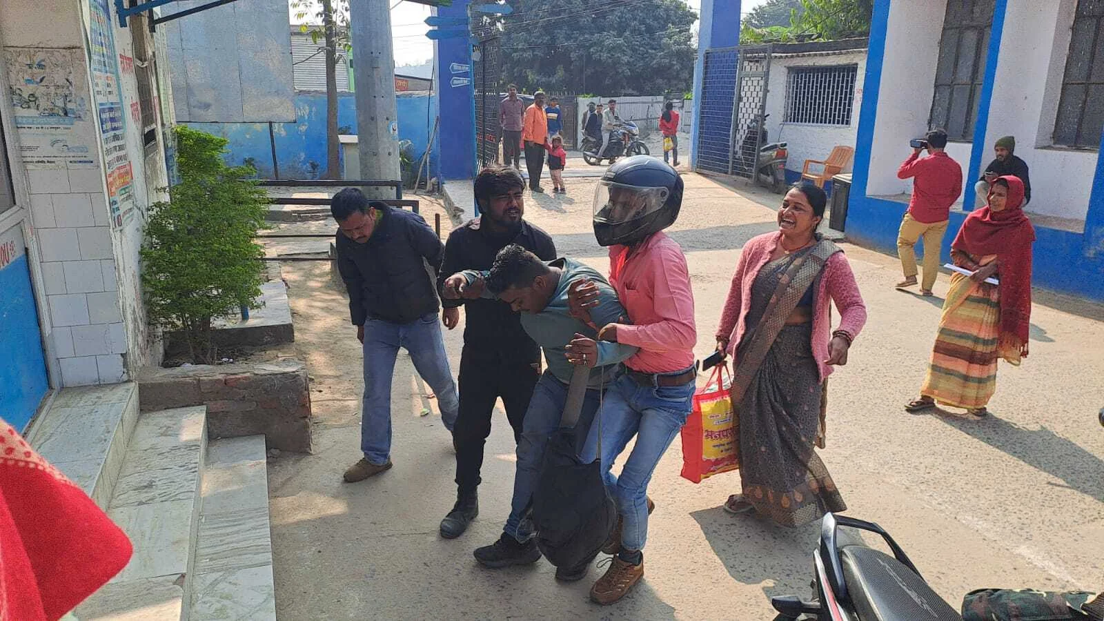 मुरलीगंज रेलवे स्टेशन पर बड़ा हादसा टला, चलती ट्रेन में चढ़ते वक्त युवक का पैर टूटा