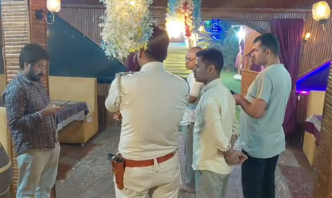 पहले पत्रकार को धमकाने की कोशिश, फिर शाम को किया FIR, रात में रेस्टोरेंट पर बोल दिया धावा