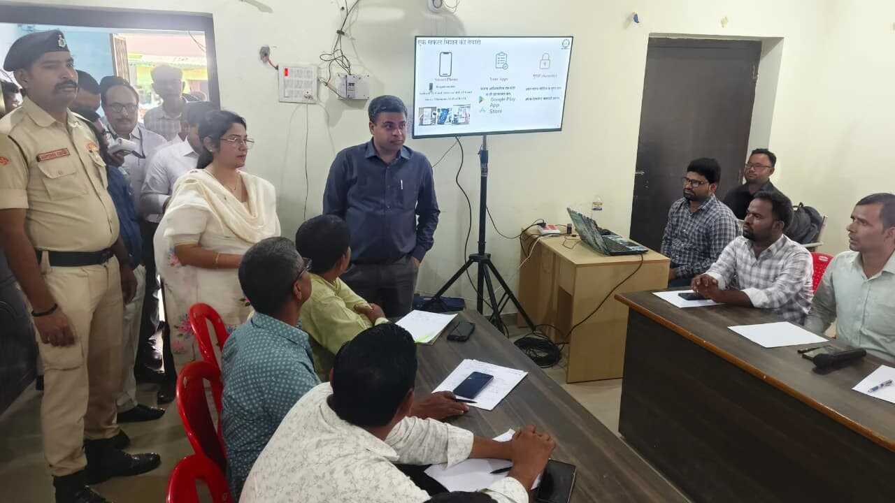 जिलाधिकारी ने प्रशिक्षण कार्यक्रमों का किया निरीक्षण, गुणवत्ता व शुद्धता पर दिया विशेष बल