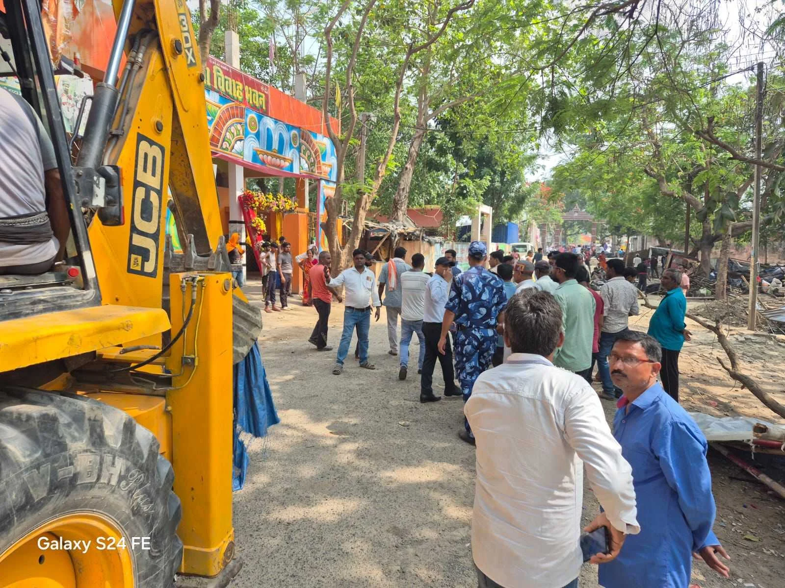 सिंहेश्वर मंदिर परिसर में अतिक्रमण हटाने की कार्रवाई सम्पन्न