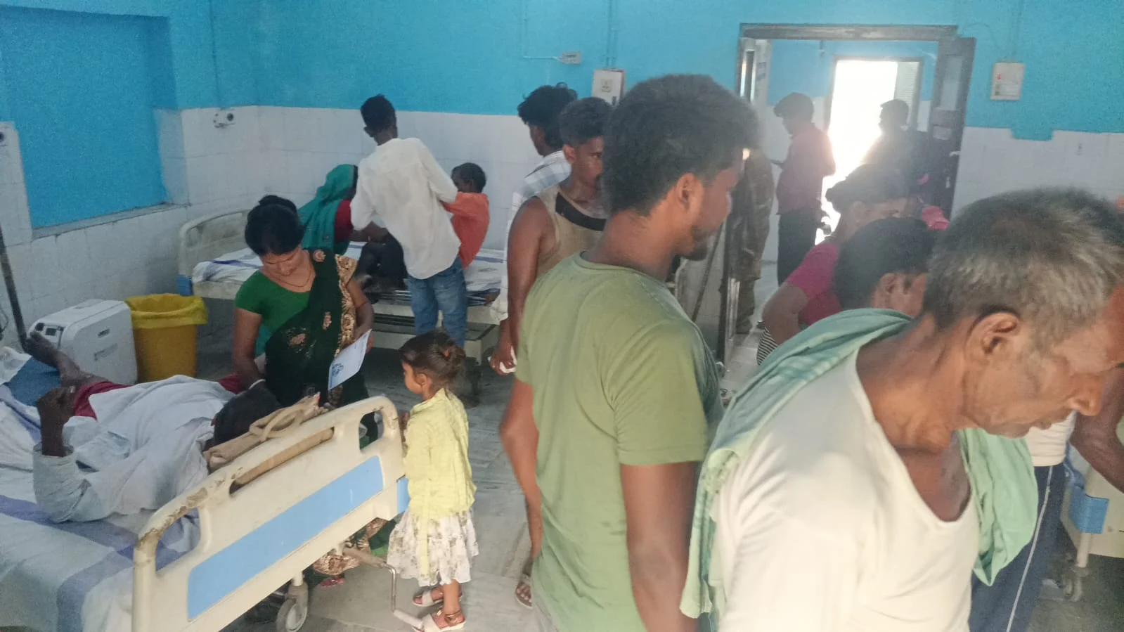 सीएनजी और बाइक की टक्कर में आधा दर्जन लोग घायल, एक रेफर