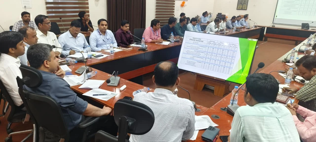 सोलर पैनल लगाने वाले उपभोक्ताओं को समय पर मिले बैंक ऋण, अनावश्यक दस्तावेजों की न हो मांग : जिलाधिकारी