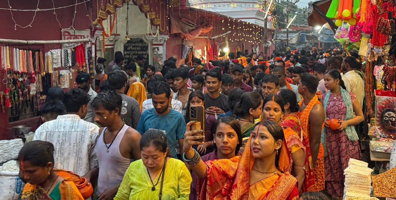 सावन की पहली सोमवारी में डेढ़ लाख श्रद्धालुओं ने किया बाबा का जलाभिषेक
