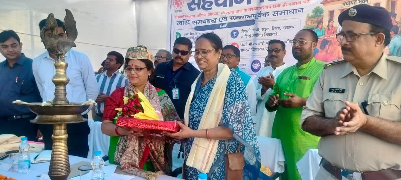 जीवछपर पंचायत सरकार भवन में सहयोग शिविर का आयोजन, प्रभारी मंत्री शीला मंडल ने किया शुभारंभ