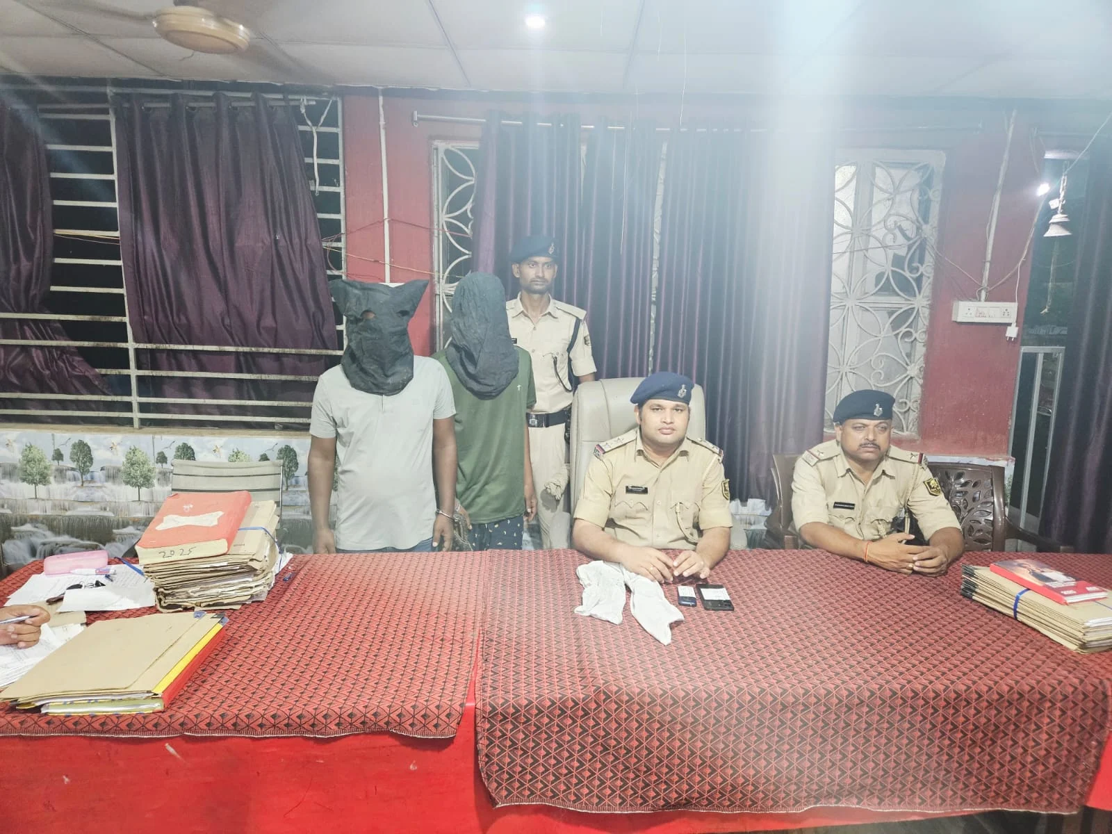 लूट की नीयत से गोली चलाने वाले दो बदमाश गिरफ्तार, हथियार व चार कारतूस बरामद