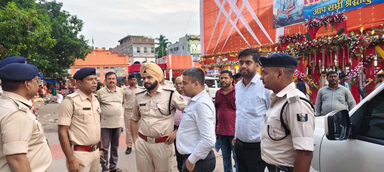 तीसरी सोमवारी को श्रद्धालुओं की संभावित भीड़ को लेकर डीएम-एसपी ने सिंघेश्वर मंदिर परिसर का किया गहन निरीक्षण