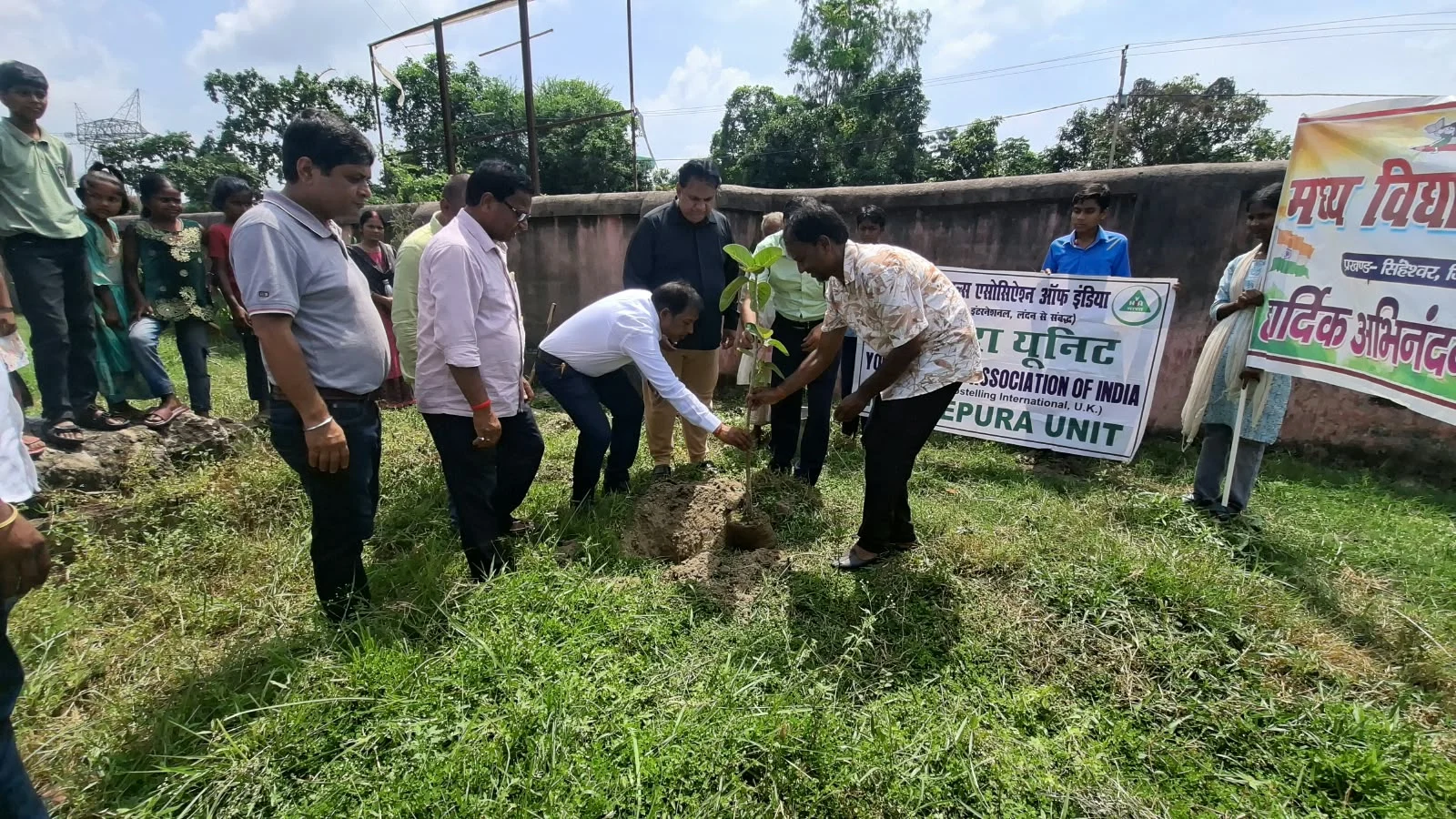 मध्य विद्यालय सबैला में लगाए गए 50 फलदार व छायादार पौधे, पर्यावरण संरक्षण का दिया संदेश
