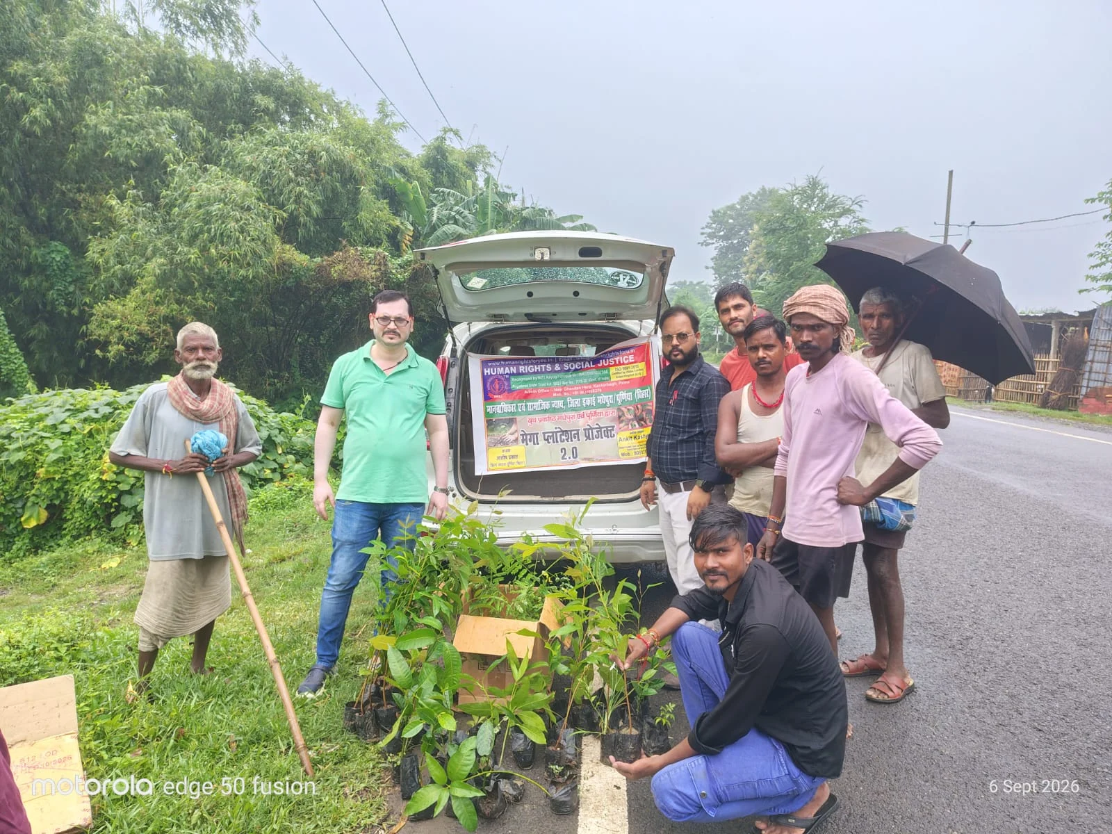 मधेपुरा से पूर्णिया बॉर्डर तक हरियाली का संकल्प, 120 पौधे लगाए और ग्रामीणों के बीच 75 पौधे वितरित