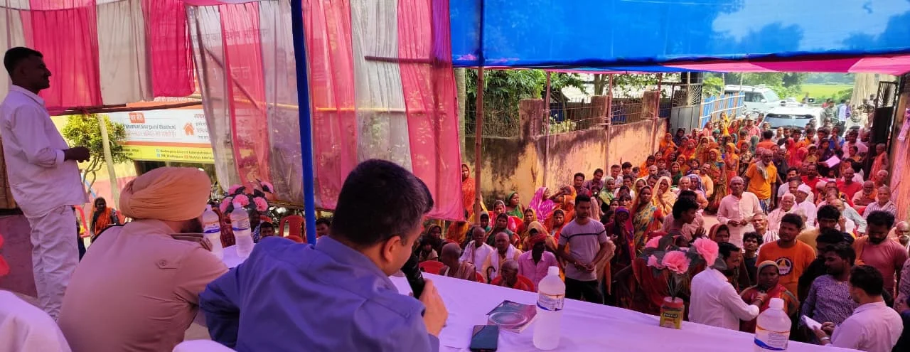 जिलाधिकारी एवं पुलिस अधीक्षक ने पंचायत सरकार भवन, मधेपुरा-बेतौना में आयोजित सहयोग शिविर का किया निरीक्षण