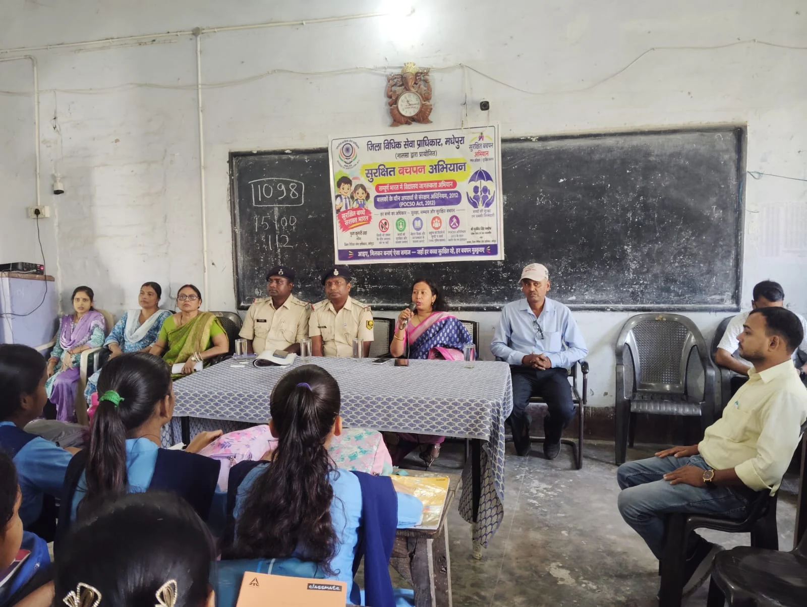 सुरक्षित बचपन अभियान को लेकर छात्र-छात्राओं को किया जा रहा जागरुक