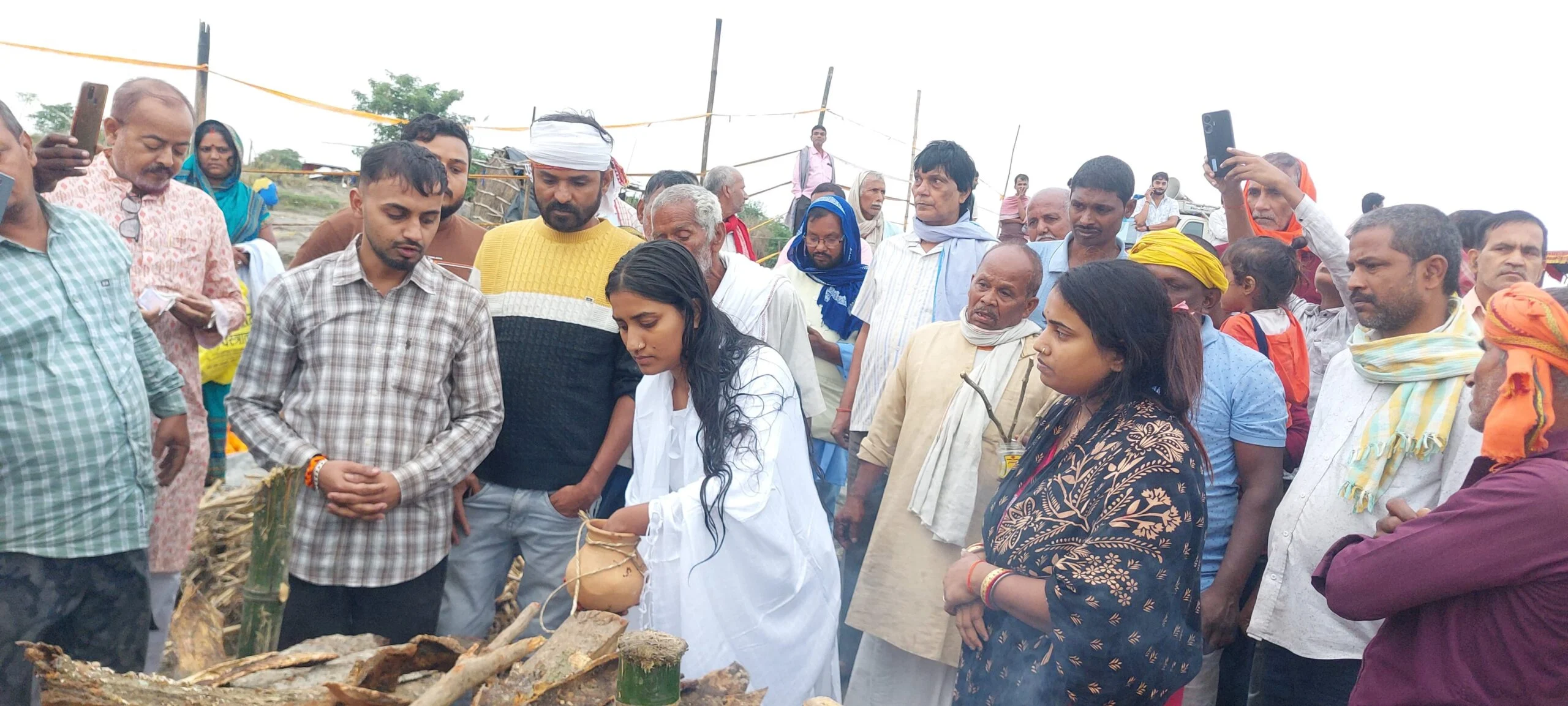 बेटियों ने निभाया बेटे का फर्ज, पिता की अर्थी को दिया कंधा और मुखाग्नि देकर पेश की मिसाल